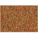 Bunte Haustierfutterpellets, die auf einer Oberfläche verstreut sind, mit verschiedenen Formen und Größen in Orangetönen, Grün und Rot.