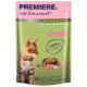 Un sachet de nourriture pour chat avec un chaton joueur, un bol de nourriture, et des étiquettes pour "PREMIERE" et "DELUXE RAGOUT mit Pute, Lachs & Reis."