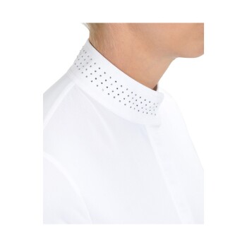 Nahaufnahme des Nackens einer Frau, die ein weißes Hemd mit einem mit Nieten besetzten Kragen trägt, das ein stilvolles und elegantes Design zeigt.