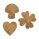 Drei Haustierleckerlis in Form eines Pilzes, Herzens und Kleeblatts, alle in einer hellbraunen Farbe auf einem weißen Hintergrund.
