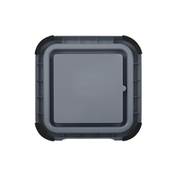 Graue Lickimat mit einer strukturierten Oberfläche und schwarzen Gummirändern, beschriftet mit "DAS IST KEIN KAU-Spielzeug" oben.