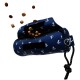 Eine blaue Leckerli-Tasche für Haustiere mit weißen Anker-Mustern, die braune Krokettenstücke auskippt, mit einem schwarzen Kordelzug und Reißverschluss.