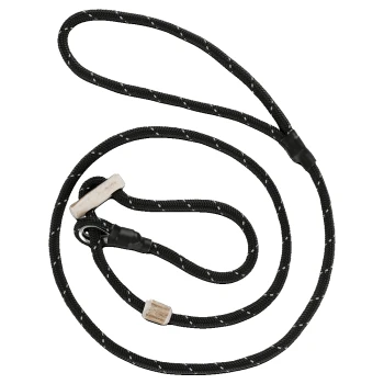 Schwarze geflochtene Hundeleine mit reflektierenden Fäden und Holzknopf-Akzenten vor transparentem Hintergrund.