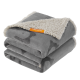 Eine gefaltete graue Haustierdecke mit einem weichen, cremefarbenen Fleecefutter, mit einem kleinen orangefarbenen Etikett, das "Randiga" beschriftet ist.