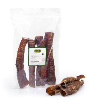 Eine durchsichtige Plastiktüte mit mehreren langen, getrockneten Rindertrachea-Leckerlis für Hunde, beschriftet mit "Masterfeed" und sichtbaren Nährwertinformationen.