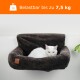 Ein gemütliches, dunkelbraunes Haustierbett mit einer weißen Katze, die darin ruht, mit einem Etikett, das besagt, dass es bis zu 7,5 kg halten kann.
