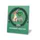 Eine grüne Karte mit einem Haustierarmband mit schwarzen Perlen, silbernen Akzenten und einem Pfotenabdruck-Anhänger, neben Illustrationen eines Hundes und einer Katze.