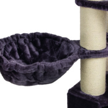 Eine plüschige, dunkelviolette Katzenhängematte, die an einem Kratzbaum befestigt ist, mit weichem Stoff und einem stabilen sisalumwickelten Pfosten.