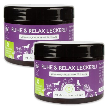Zwei Gläser "Ruhe & Relax Leckerli", ein Hundezusatz, mit einem lila Etikett mit Text in Deutsch, das anzeigt, dass es zur Beruhigung von Hunden gedacht ist.