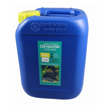 Blauer Kunststoffbehälter mit der Aufschrift "SÖCHTING OXYDATOR-LÖSUNG" und einem grünen und weißen Etikett, das 5 Liter einer 6% Lösung enthält.