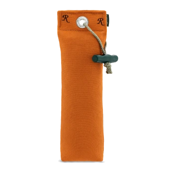 Orangenes rechteckiges Hundetrainingsdummy mit Seil und Knebel, mit schwarzen „R“-Buchstaben nahe den oberen Ecken.