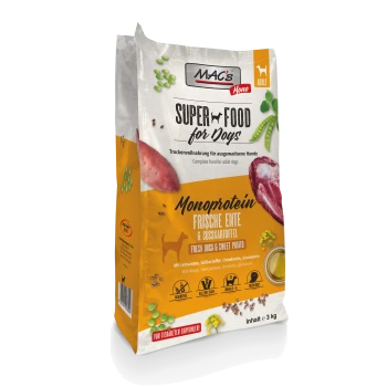 Hundefutterbeutel mit der Aufschrift "MAC's Super Food for Dogs", mit frischem Entenfleisch und Süßkartoffeln, mit Nährwertangaben und Zutaten aufgelistet.
