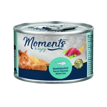 Eine Dose Katzenfutter mit dem Aufdruck "Momente zum Genießen" mit einer orangefarbenen Katze, die "Atlantischer Thunfisch" und ein "Qualitätsfilet"-Abzeichen zeigt.