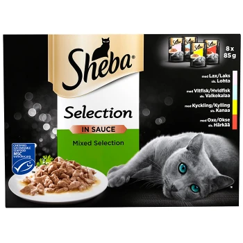 Sheba Selection in Sauce Mischkatzenfutterverpackung mit einer grauen Katze und einem Teller mit Nassfutter, mit Geschmacksrichtungen in mehreren Sprachen aufgelistet.