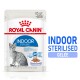 Pochette de nourriture pour chats Royal Canin Indoor Sterilised, présentant une illustration de chat tigré gris, étiquetée "85 g/r" et "INTERNAL STERILISED GELÉE."