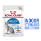 Pochette de nourriture pour chats Royal Canin Indoor Sterilised, présentant une illustration de chat tigré gris, étiquetée "85 g/r" et "INTERNAL STERILISED GELÉE."