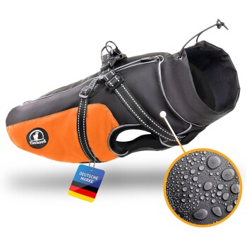 Eine schwarze und rote wasserdichte Hundejacke mit reflektierenden Riemen, mit einem Etikett, das "DEUTSCHE MARKE" liest und einem Tropfendetail.