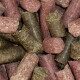 Nahaufnahme von verschiedenen Haustierfutterpellets in verschiedenen Brauntönen und Rot, die ihre zylindrische Form und die strukturierte Oberfläche zeigen.