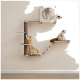 Eine moderne Katzenkletterwand mit zwei Katzen: einer cremefarbenen Katze, die auf einem Regal sitzt, und einer roten Katze, die einen Kratzbaum hochklettert.