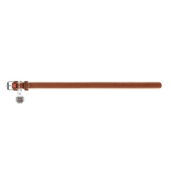 Bruine gestikte leren hondenhalsband met zilverkleurige gesp, rood label met witte tekst en ronde zilveren ID-tag met QR-code