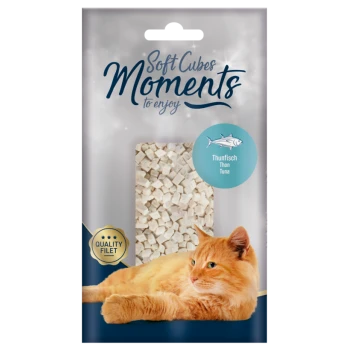Nahaufnahme der Verpackung von Soft Cubes Moments Katzenleckerlis mit weichen weißen Würfeln und einer orangefarbenen Katze. Der Text lautet "Thunfisch" und "Qualitätsfilet."