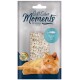 Nahaufnahme der Verpackung von Soft Cubes Moments Katzenleckerlis mit weichen weißen Würfeln und einer orangefarbenen Katze. Der Text lautet "Thunfisch" und "Qualitätsfilet."