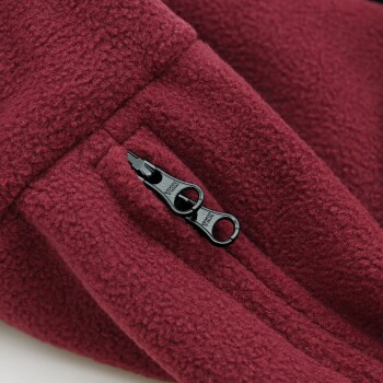 Nahaufnahme einer bordeauxroten Fleece-Haustierjacke mit einem schwarzen YKK-Doppelreißverschluss.