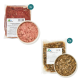 Rohes Haustierfutterprodukte ausgestellt: ein Paket Lamm-Mischung, eine Schüssel mit rosa Hackfleisch, zwei Pakete Rindfleisch-Mischung und eine Schüssel mit brauner Fleischmischung.
