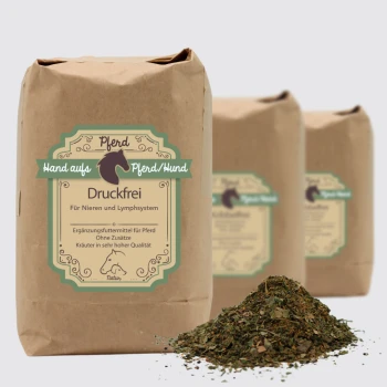 Eine "Druckfrei" braune Papiertüte mit grünem Design enthält Kräuterergänzungen für Haustiere, mit verschütteten getrockneten Kräutern und Beeren davor.