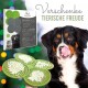 Ein kleiner weißer Hund leckt eine graue Silikonmatte mit verschiedenen Texturen und dem Text "Leckmatte auch einfrierbar für besonders langen Schleckspass."