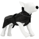 Ein schwarzer Hundemantel, der auf einem weißen Schaufensterhund präsentiert wird, mit einem eleganten Design, einem Kragen und verstellbaren Riemen.