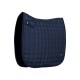 Marineblaue, hexagonale, gesteppten Sattelunterlage mit einem Logo und einem Riemen zur Befestigung, vor einem weißen Hintergrund präsentiert.