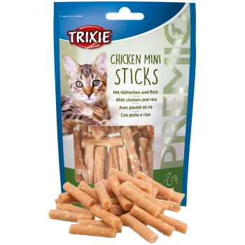 Trixie Chicken Mini Sticks in een doorzichtige zak, gevuld met lichtbruine sticks, gelabeld "Met kip en rijst" in verschillende talen.