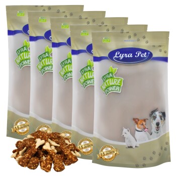 Fünf Tüten Lyra Pet natürliche Hundeleckerlis mit einem Haufen knochenförmiger Snacks davor, mit einem Logo und einem 10-Jahres-Qualitätsabzeichen.