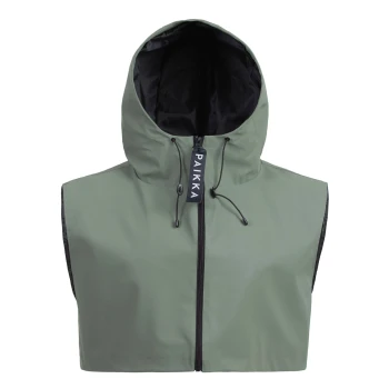 Eine ärmellose, olivgrüne Haustierjacke mit Kapuze, die einen Frontreißverschluss und verstellbare Kordeln hat, beschriftet mit "PAIKKA."