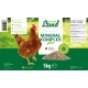 Eine braune Henne steht neben einem Haufen Mineralfutter mit der Aufschrift "Hühner Land Mineral Komplex plus", hergestellt in Deutschland, 5 kg.