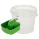 Ein klarer Kunststoffbehälter mit einer grünen Ausgabeschüssel, die angebracht ist, entworfen für Haustierfutter oder Wasser.
