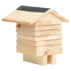 Holz-Vogelhaus mit schrägem Dach, ausgestattet mit geschichteten Holzpaneelen und einem kleinen Eingang, entworfen für den Außenbereich.