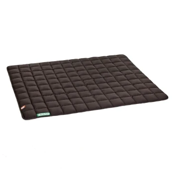 Eine schwarze, gesteppten Haustiermatte in rechteckiger Form, mit einem kleinen Etikett, das in einer Ecke "Doctor Bark" liest.