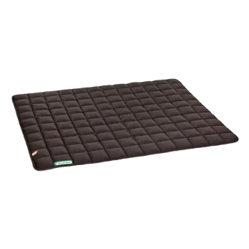 Eine schwarze, gesteppten Haustiermatte in rechteckiger Form, mit einem kleinen Etikett, das in einer Ecke "Doctor Bark" liest.