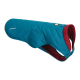 Eine türkisfarbene Hundejacke mit einem gesteppten Design und einem maronfarbenen Futter, mit dem Logo "RUFFWEAR" an der Seite.