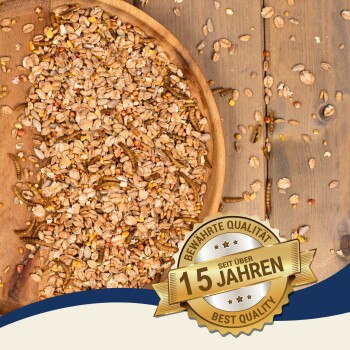 Eine Holzschüssel mit Samen und Mehlwürmern auf einer Holzoberfläche, mit einer goldenen Auszeichnung mit der Aufschrift "Beste Qualität seit über 10 Jahren."