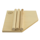 Holz-Haustierspielzeug mit drei zylindrischen Stäben auf einer flachen Basis, mit einem runden Logo in der oberen linken Ecke.