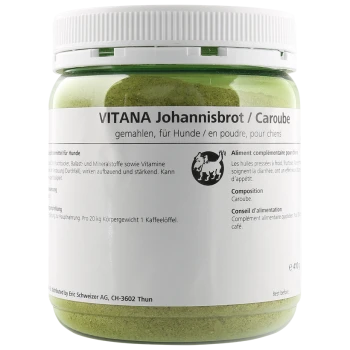 Grüner Behälter mit VITANA Johannisbrot (Carob) Pulver für Hunde, mit Nährwertinformationen und Fütterungsempfehlungen in mehreren Sprachen.