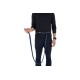 Eine Person in einem dunklen Pullover und einer marineblauen Hose hält eine blaue Haustierleine, die an einem Gürtel befestigt ist, bereit, mit einem Hund spazieren zu gehen.