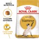Sac de nourriture pour chats Siamois Royal Canin avec une illustration de chat Siamois, avec un texte mettant en avant "Breed Nutrition" et "Adult."