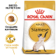 Sac de nourriture pour chats Siamois Royal Canin avec une illustration de chat Siamois, avec un texte mettant en avant "Breed Nutrition" et "Adult."