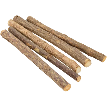 Vijf natuurlijke kauwstokjes voor huisdieren (houten takken) met schors, verschillende lengtes, op witte achtergrond.