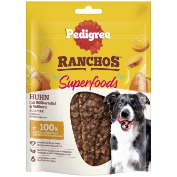 Verpackung von Pedigree Ranchos Superfoods Hundeleckerlis mit einem lächelnden schwarz-weißen Hund, mit Huhn, Süßkartoffel und Vollkorn.