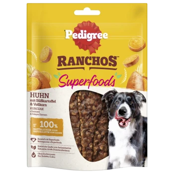 Verpackung von Pedigree Ranchos Superfoods Hundeleckerlis mit einem lächelnden schwarz-weißen Hund, mit Huhn, Süßkartoffel und Vollkorn.